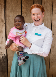 Enie van de Meiklokjes, TV-Moderatorin und Aktionsbotschafterin von Pampers für UNICEF, im Kampf gegen Tetanus in Kenia