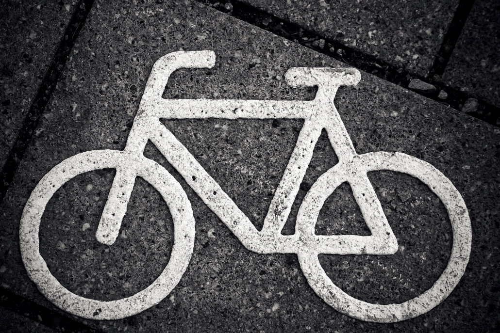 Zeichen für Fahrradweg: Fahrradwege sind für aktive Kinder in der Stadt wichtig.
