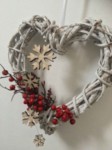Das geflochtene Herz mit Holzsternen an Draht und Kunstzweigen schmücken - eine einfache und wirkungsvolle Weihnachtsdekoration!