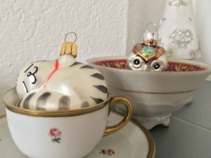 Lustige Weihnachtskugeln in alte Kaffeetassen legen – fertig ist die Deko!
