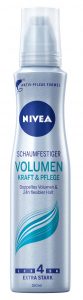 Zu pflegenden Produkten greifen: Nivea Volumen Kraft & Pflege-Serie www.nivea.at