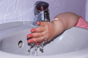 Durch Händewaschen verhindert man Ansteckung bei Kindern!