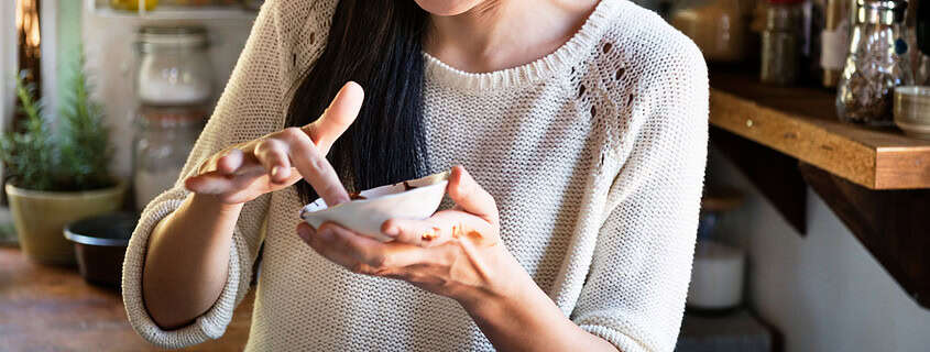 frau kostet lebensmittel