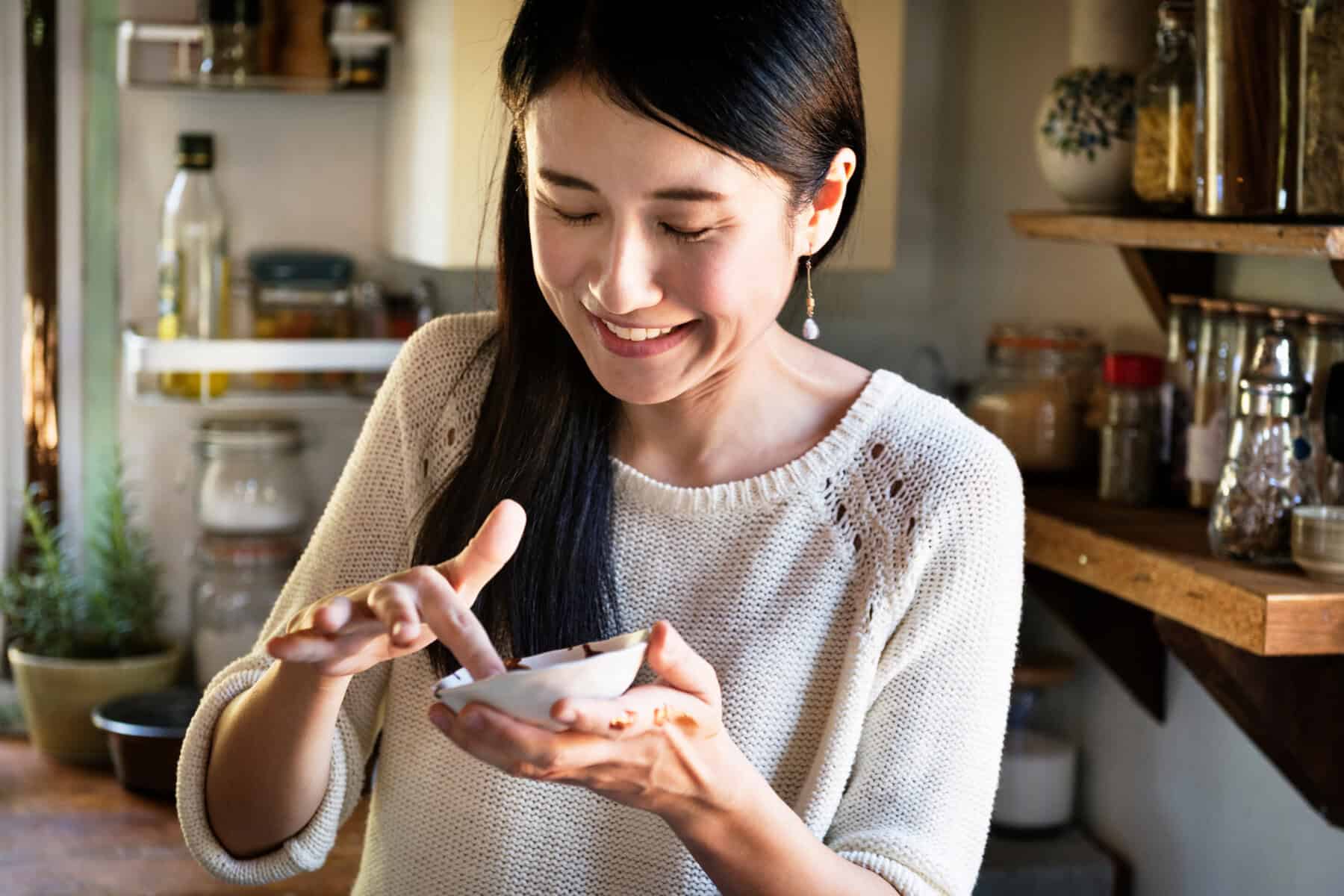 frau kostet lebensmittel