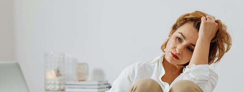 sitzende frau, psychische belastung