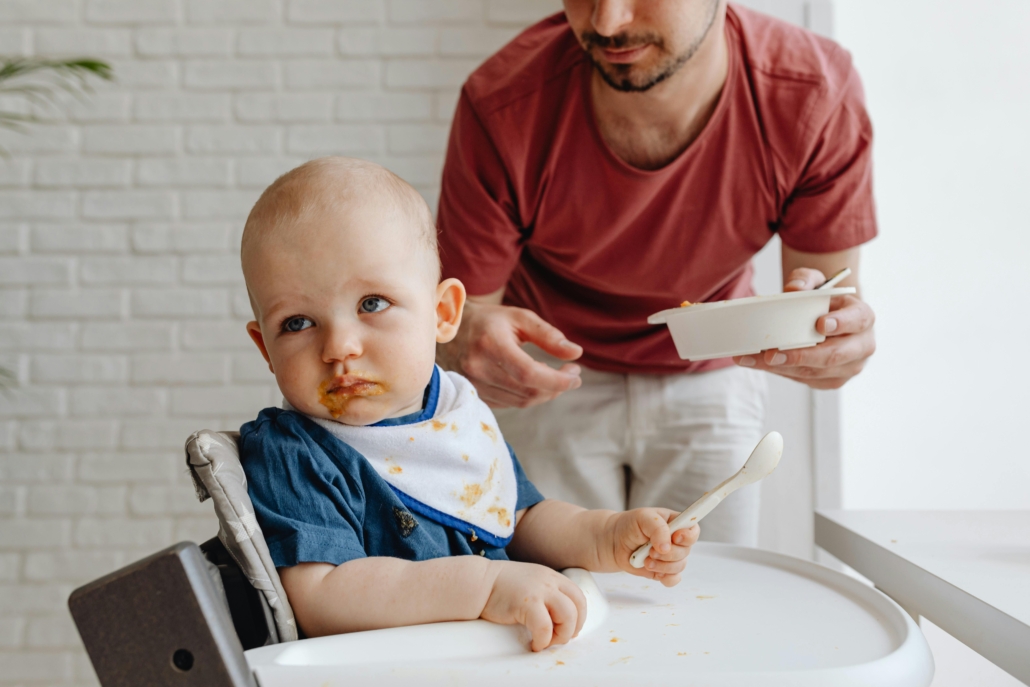 wie ernähre ich mein kind gesund? kleinkind wird gefüttert