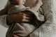 mutter mit kind am arm
