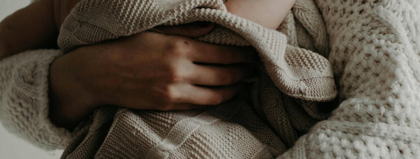 mutter mit kind am arm